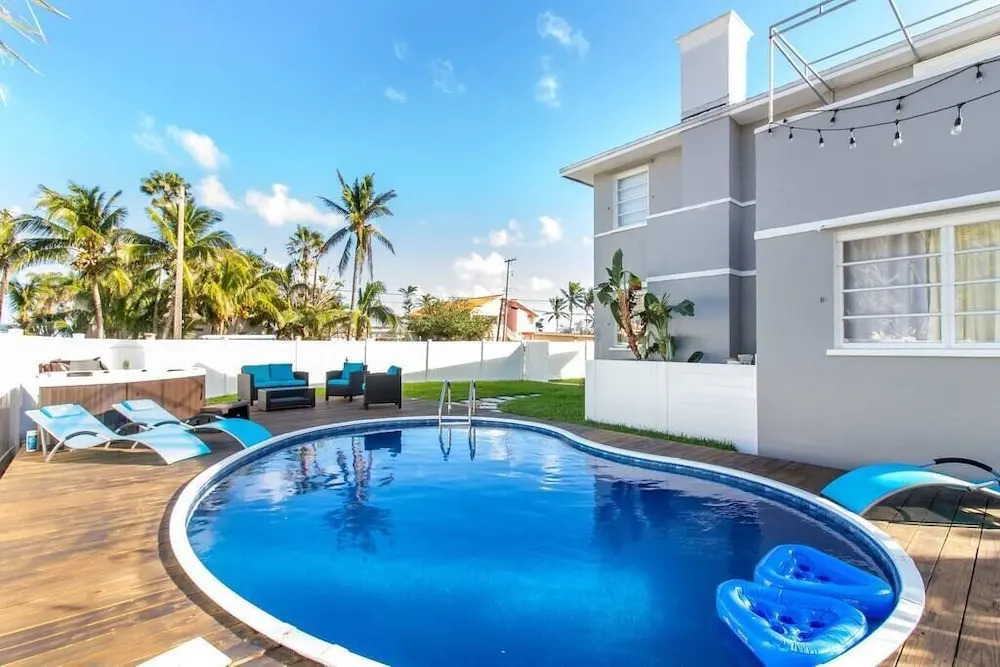 Astonishing Bayshore Villa with Pool