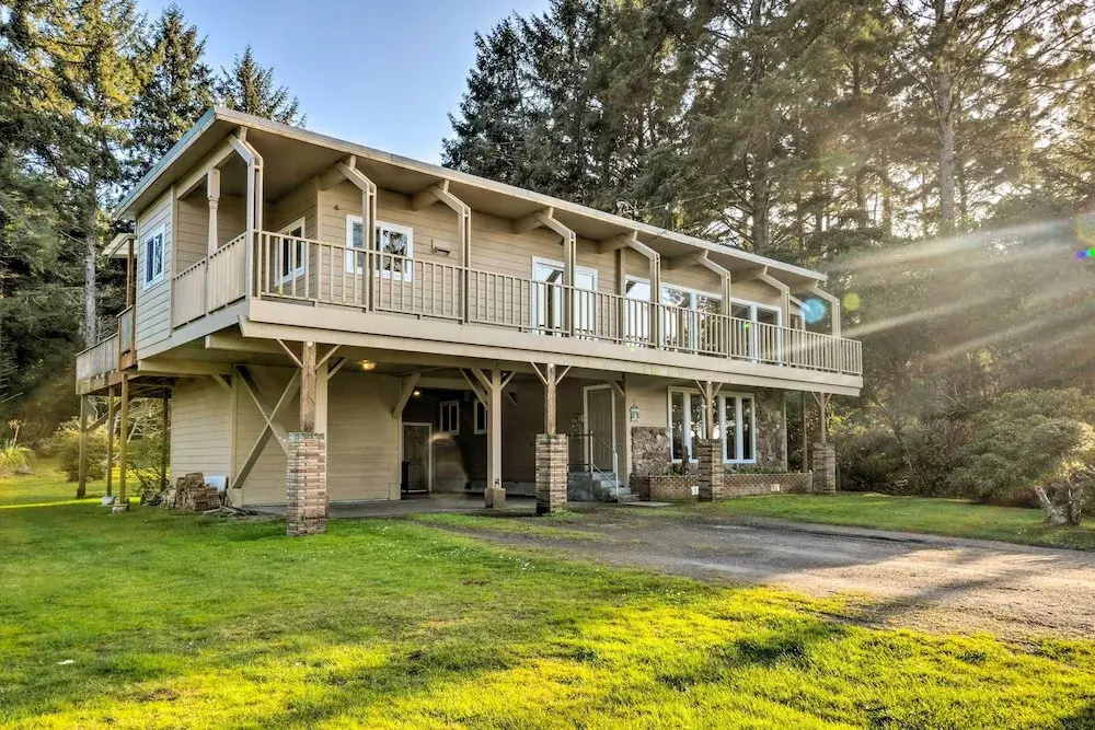 Fishermen's Paradise in Coos Bay: Walk to Beach!