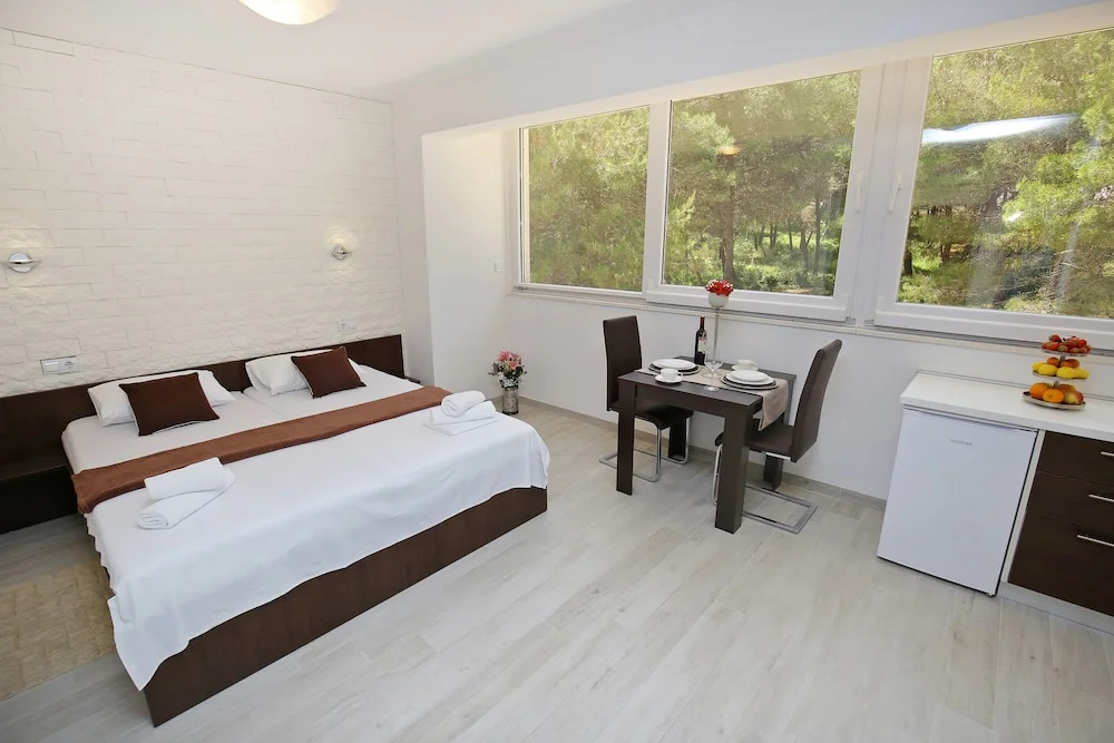 Deluxe MKC Apartments