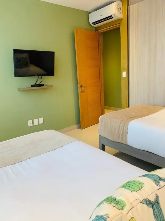 Modern Condo quiet and close to beach