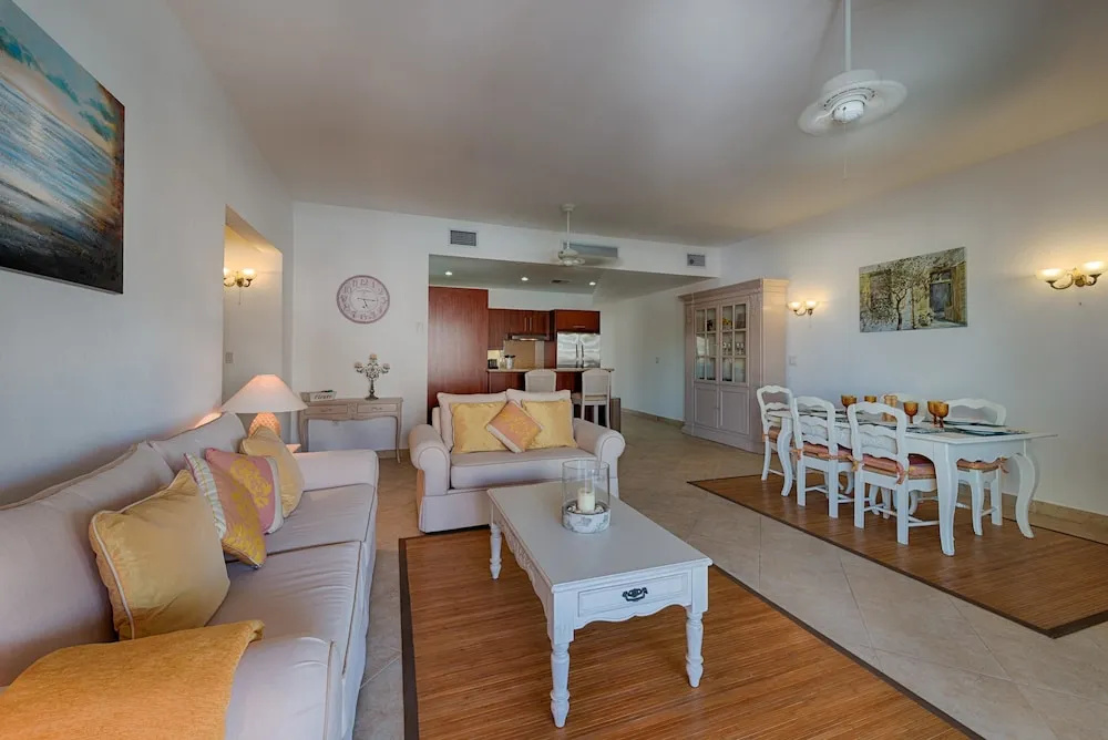 Porto Cupecoy Dream, Walk to Shops, Restaurants Beaches, Communal Pool, Free Wifi, AC