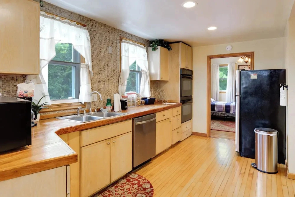 Private Deck & City Views! Spacious Cincinnati Apt