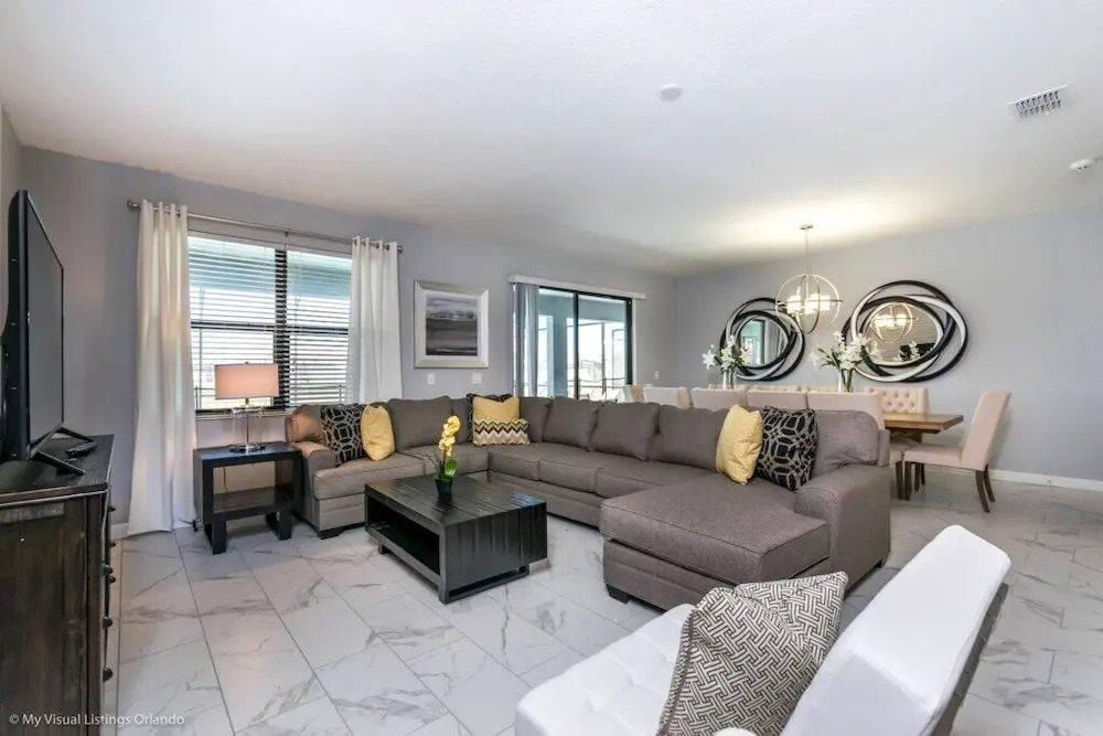 Lake View Tropical Movie Room, Game Room! 8 Bedroom Home by Redawning