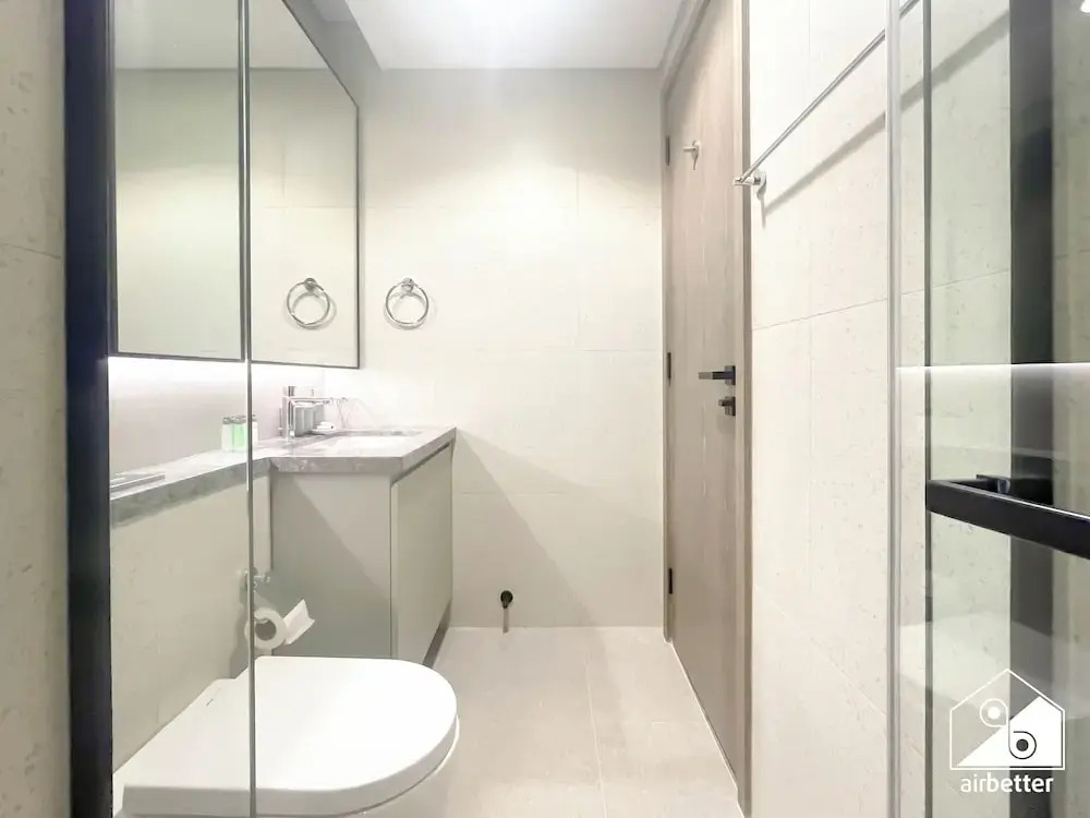 Modern 2BR Haven in Golf Gate Pool & Gym Access