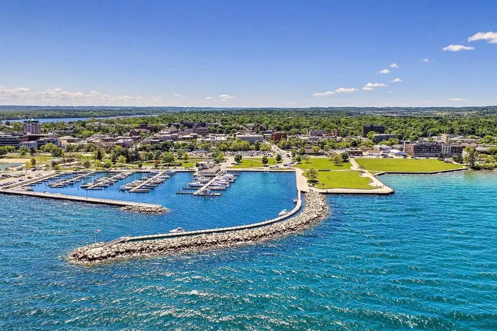 Downtown Traverse City Condo: 32 Mi to Ski Slopes!