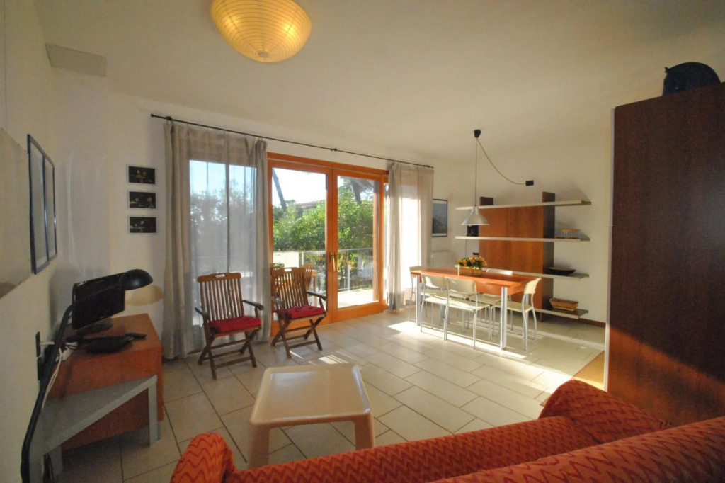In vacation residence , 40 mt from the sea, apartment for 4-6 people, on the first floor with terrac-Villa Marina - INT. 5 trilo Libeccio