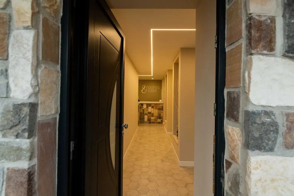 8 Rooms Hotel