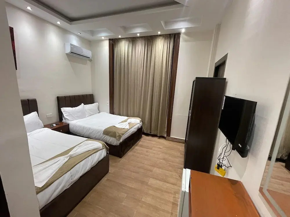 Motel 5 Square