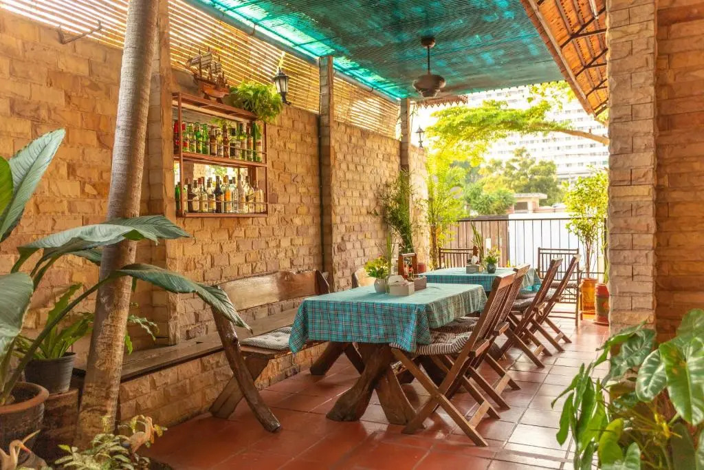 Chang Charlie Inn, Boutique