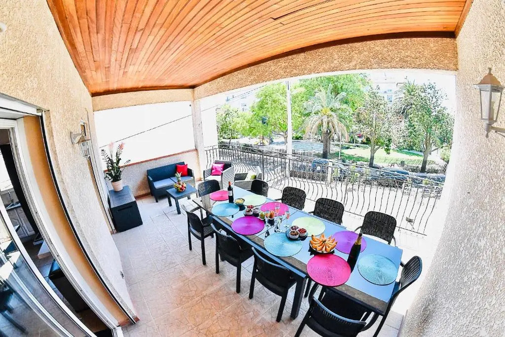 Spacieux T5, Terrasse, Proche Centre,Parking Prive