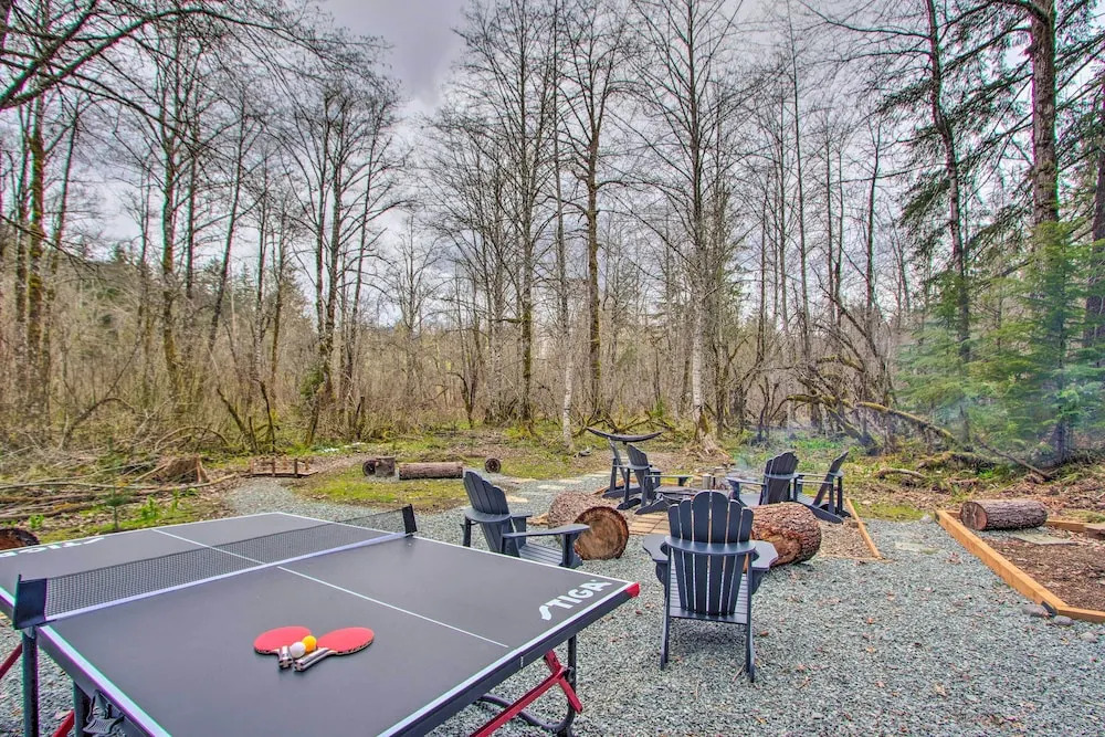 Modern Hideaway: Fire Pit, 5 Mi to Mt Rainier