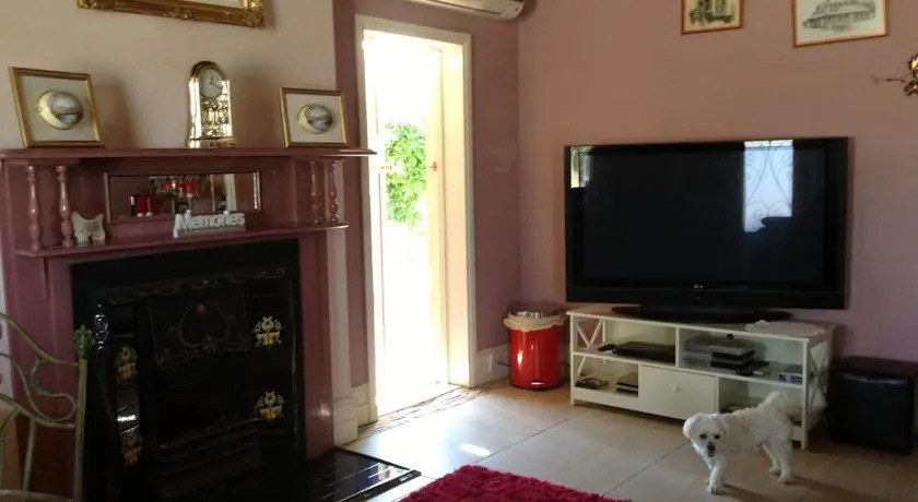 Must Love Dogs B&B & Self Contained Cottage