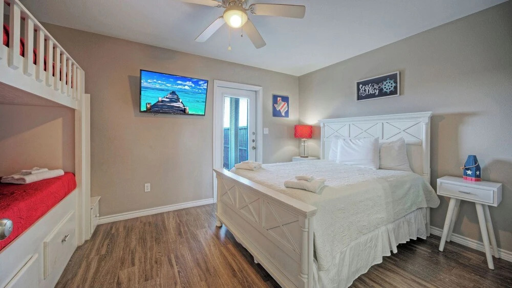 Ocean's 96 by Avantstay Heated Pool + Foosball Table + Media Room + Walk to North Padre Beach