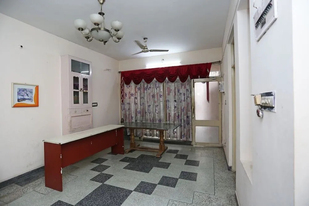 OYO 10674 Hotel Royal Inn