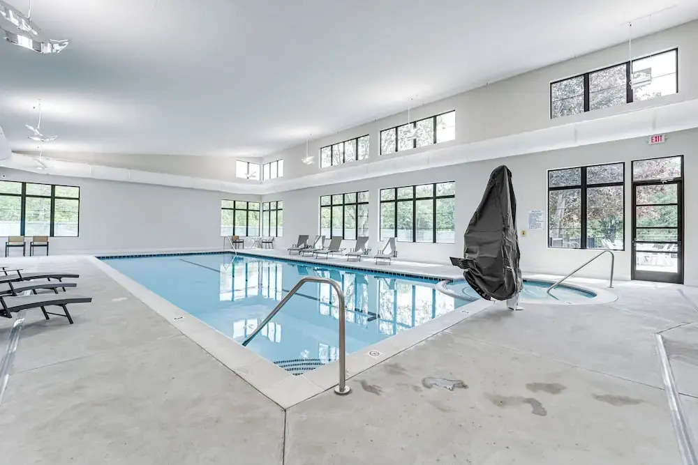 Harbor Springs Condo w/ Fireplace Near Skiing!