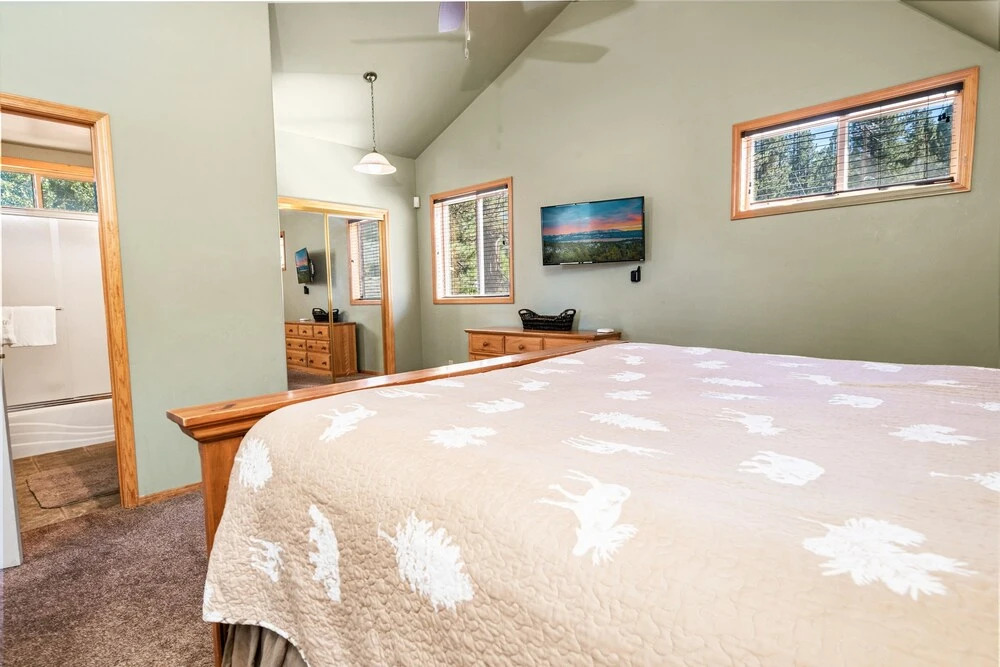 3 Cubs Lakefront - Stunning Lakeside Home With Hot Tub, Foosball, And Lake View! 3 Bedroom Home