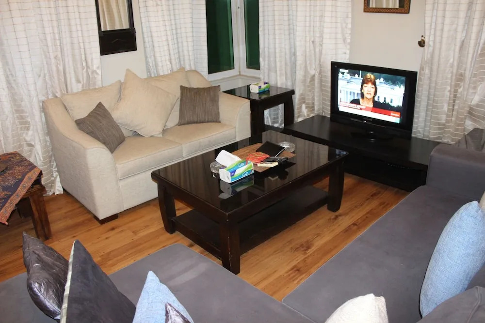 Beautiful 2 BR Apt Quiet & Private