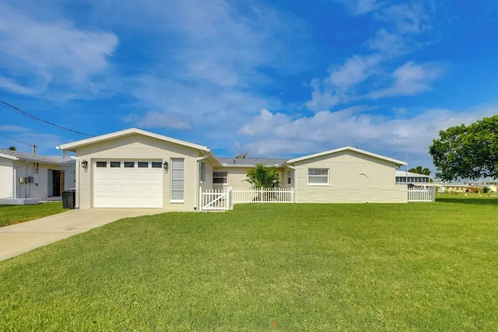 Canal-front Haven: Pool, Dock & Lanai in Palmetto