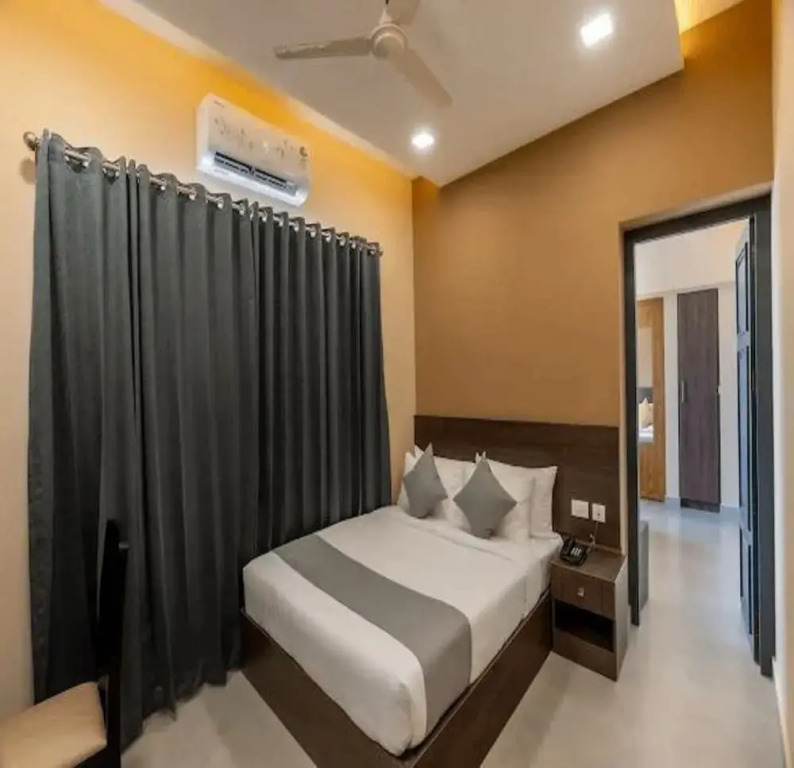 Saravana Grand Suites - A Unit of Saravana Bhavan Veg Tables Kochi