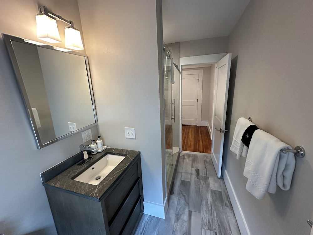 Large Three Room Suite 2 Bed/1 Bath In Downtown - Unit 4 2 Bedroom Home