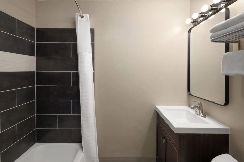 Travelodge by Wyndham Everett City Center