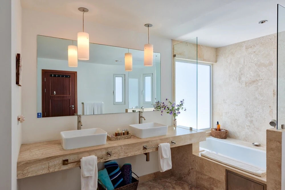 Direct Ocean Views and Beach Access, Swimming Pool, AC, Free Wifi, Near Shops & Restos