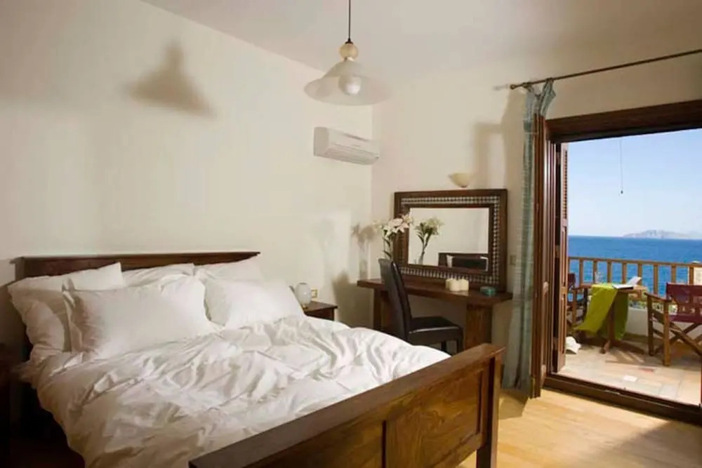 Beautiful 3-bed Sea Front Villa in Agios Nikolaos
