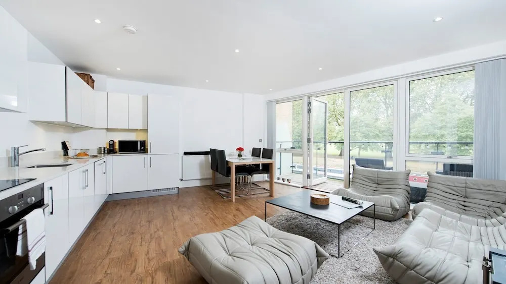 Bright Stylish 2BR across from Victoria Park