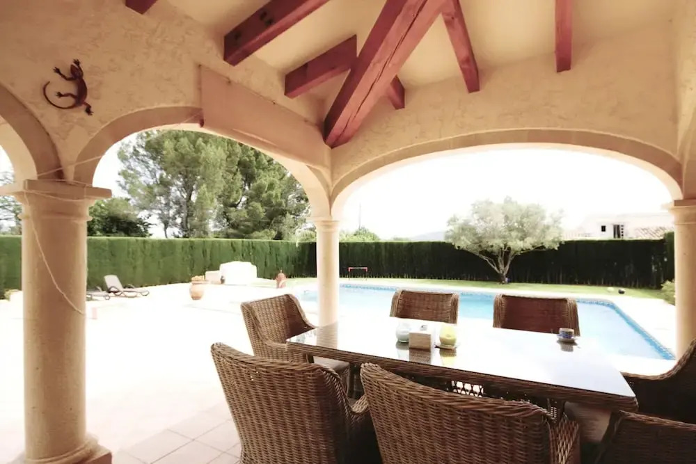 Fanila in J vea With 4 Bedrooms and 3 Bathrooms