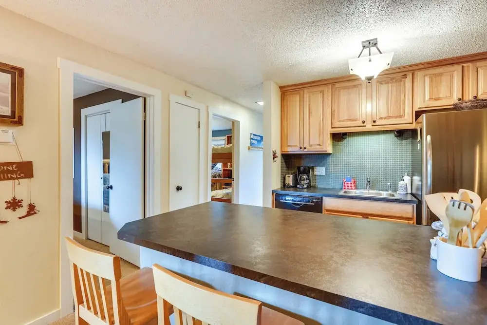 Silverthorne Condo w/ Lake Views: 10 Mi to Skiing!