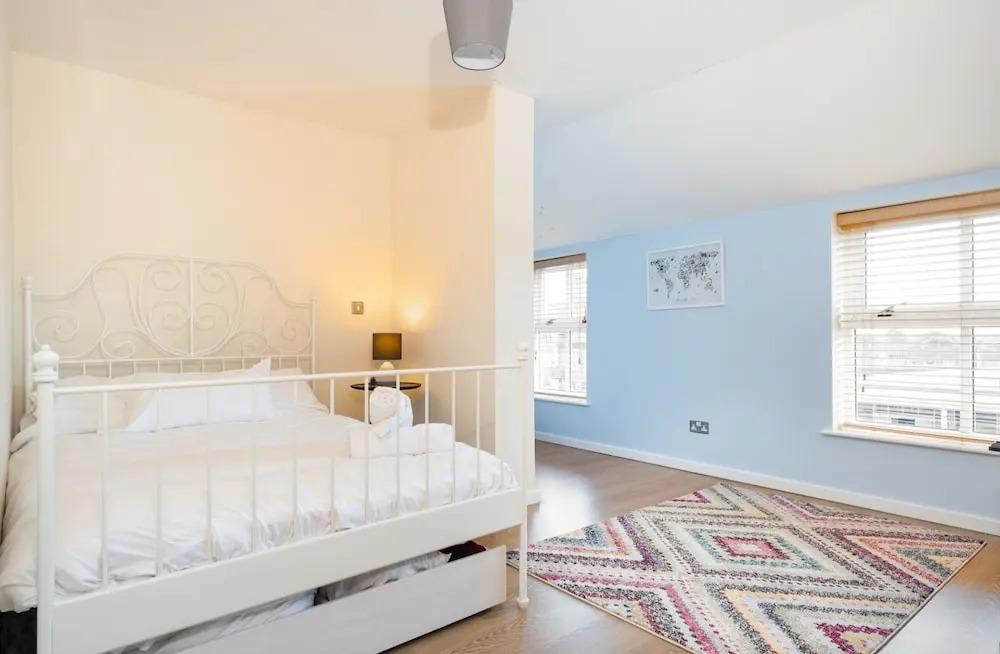 Bright & Modern, 1 Bedroom Apartment for up to 4