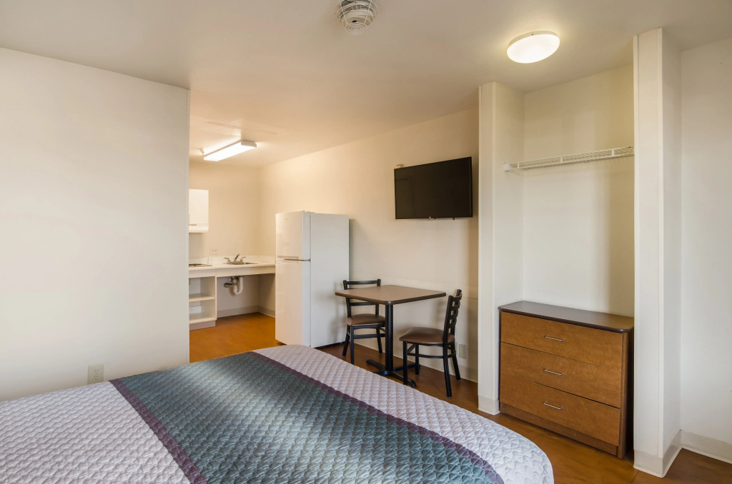 HomeTowne Studios by Red Roof Denver - Airport/Aurora