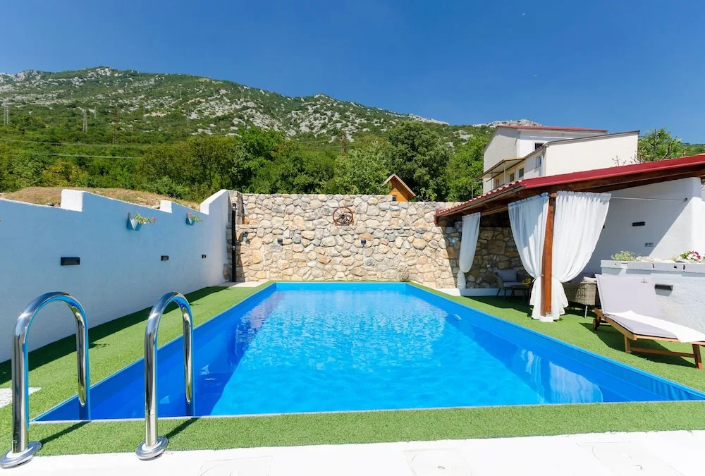 House Božica with sauna & heated pool