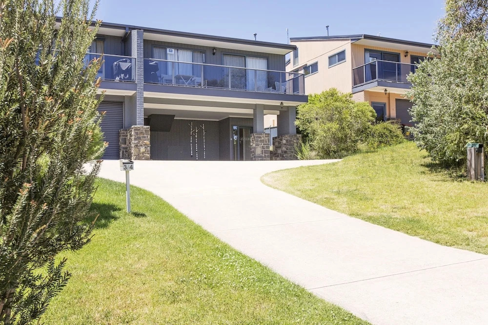 Acacia 2 - Modern 3BR Townhouse l Bath l WiFi l BBQ l Foxtel