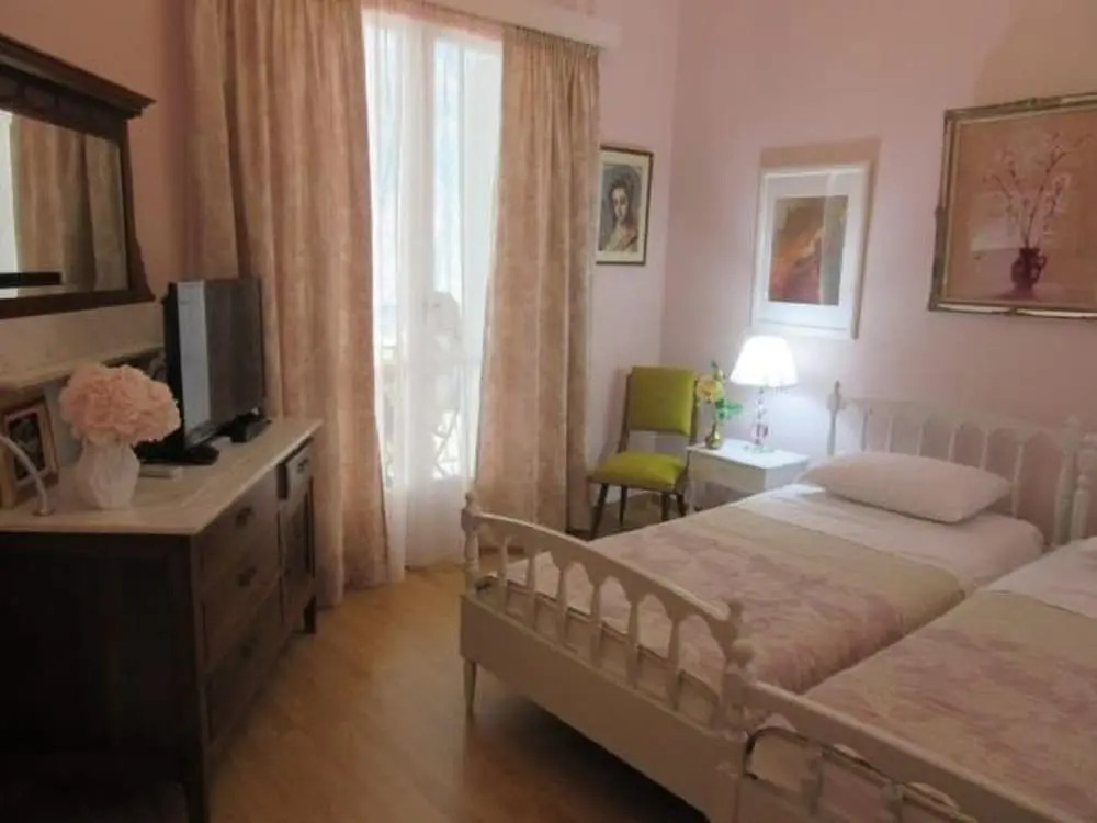 Marion-Athenian Style Apartment