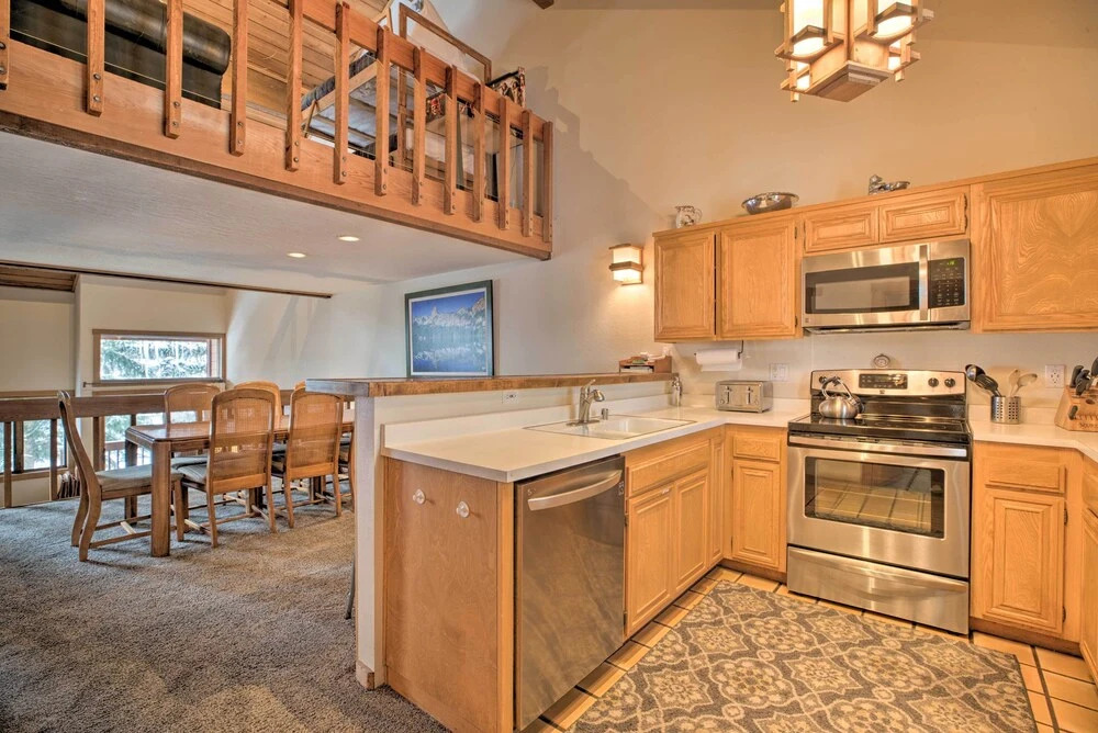 The Mammoth Lodge by Hiking, Lakes, Skiing & More!