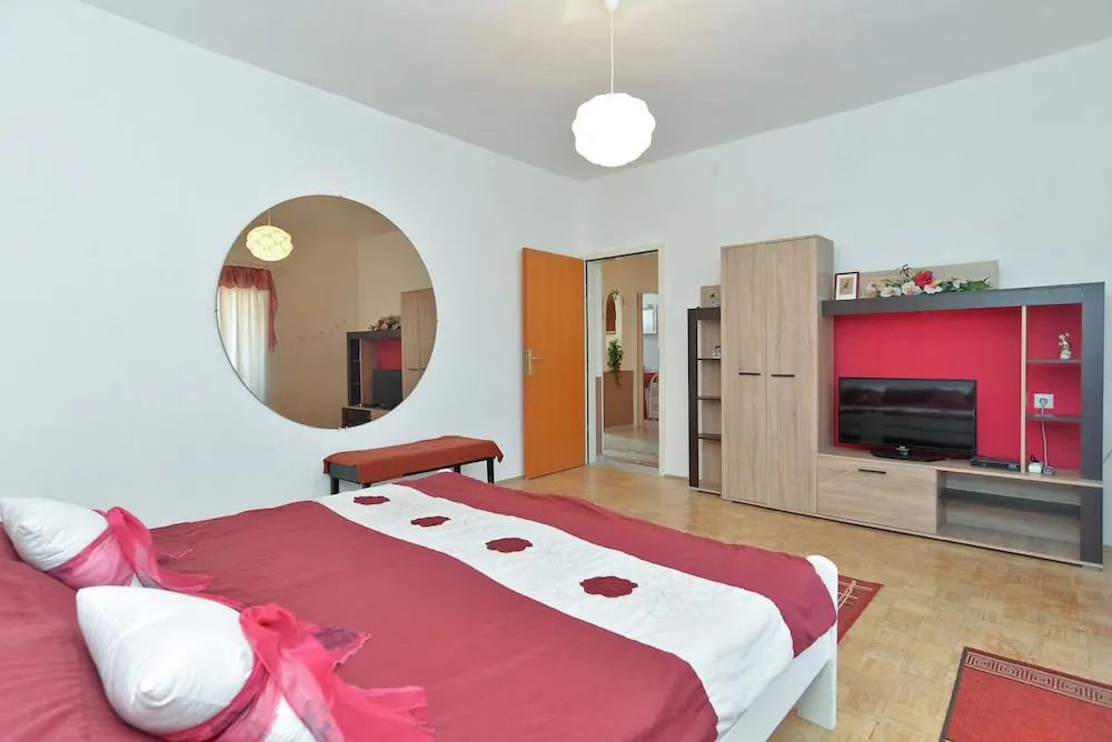 Apartment 725