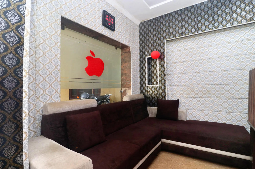OYO 17306 Hotel Apple Wood