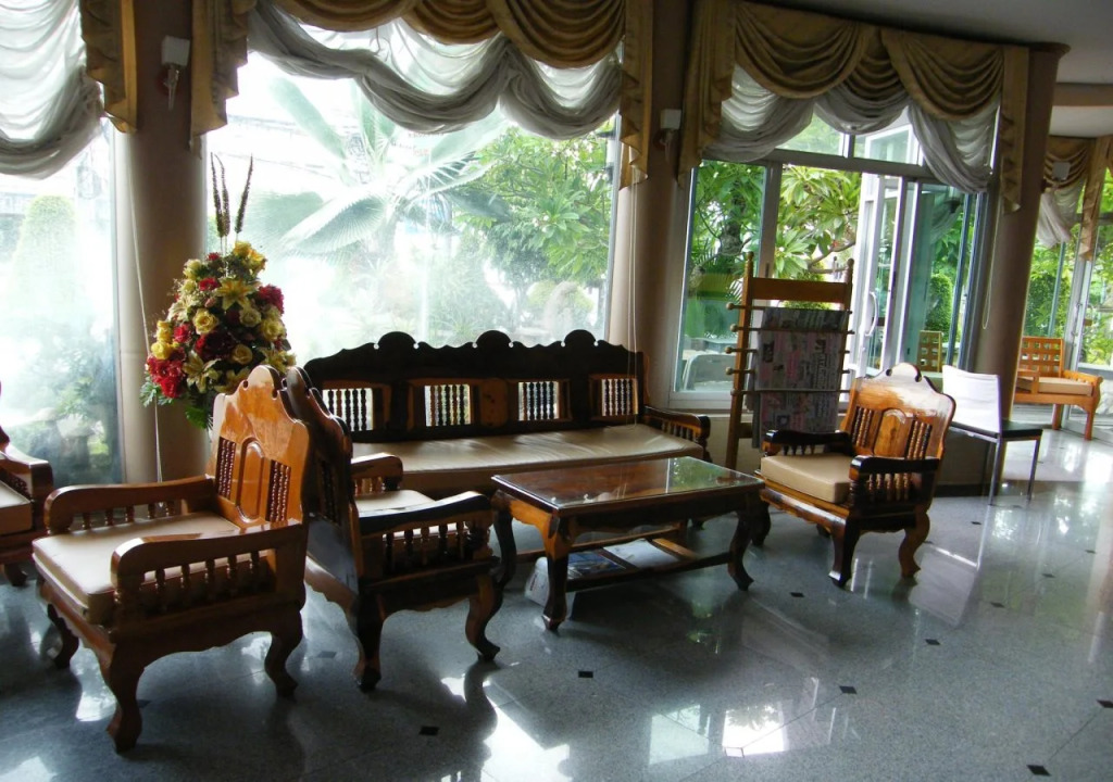 Grand Leo Hotel