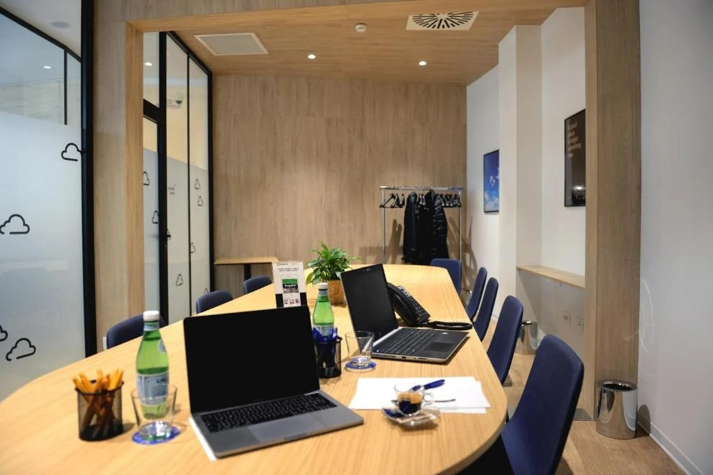 Air Rooms Rome Airport by HelloSky