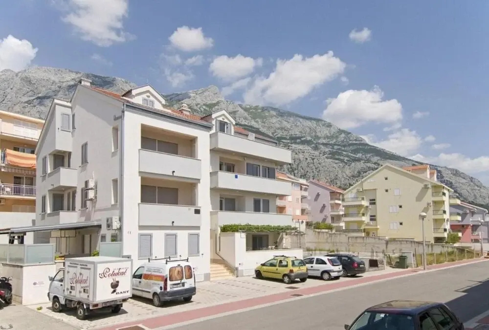Ennio - Free Parking - A1