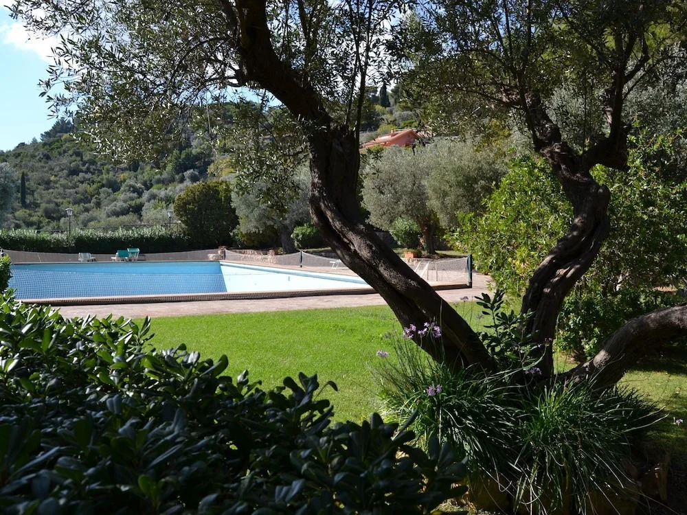 Large Apartment With sea Views in a Spacious Garden With a Shared Pool