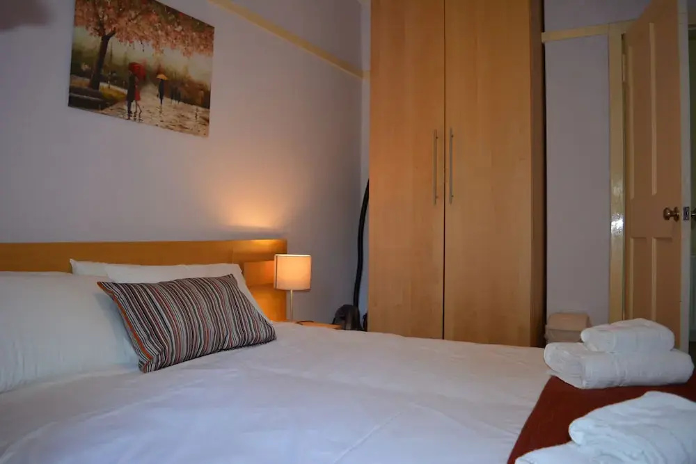 Glasgow Scotstoun Cottage Flat