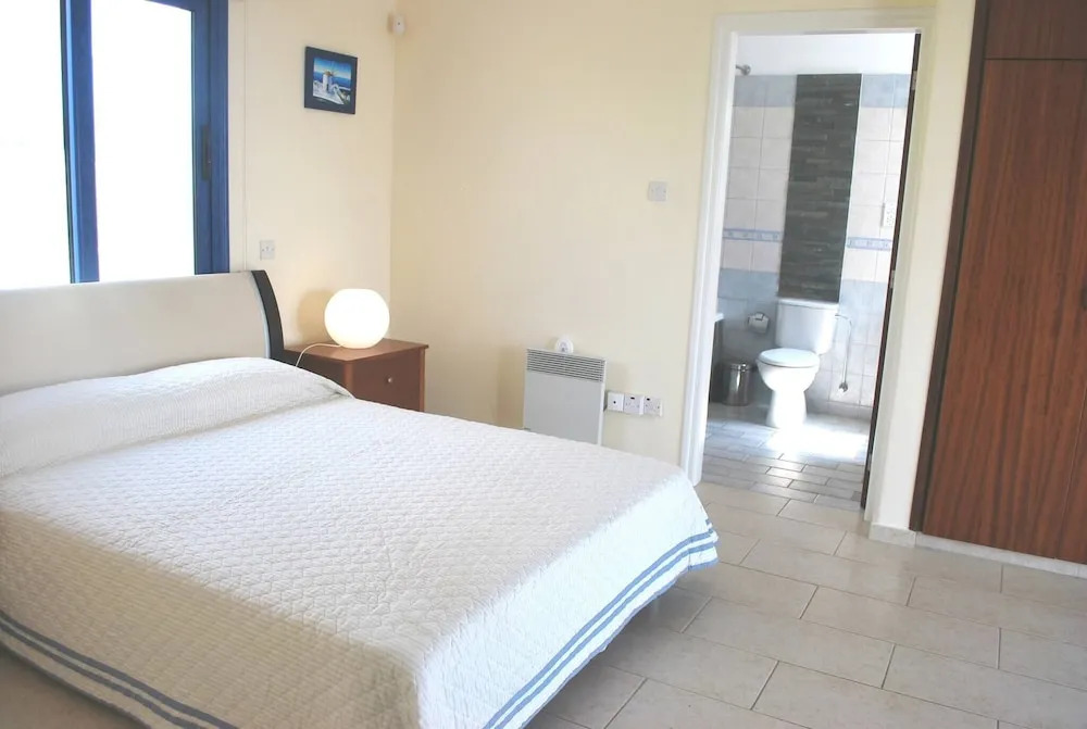 Sea Front Villa With Private HEATED Pool, Quiet area Paphos 322