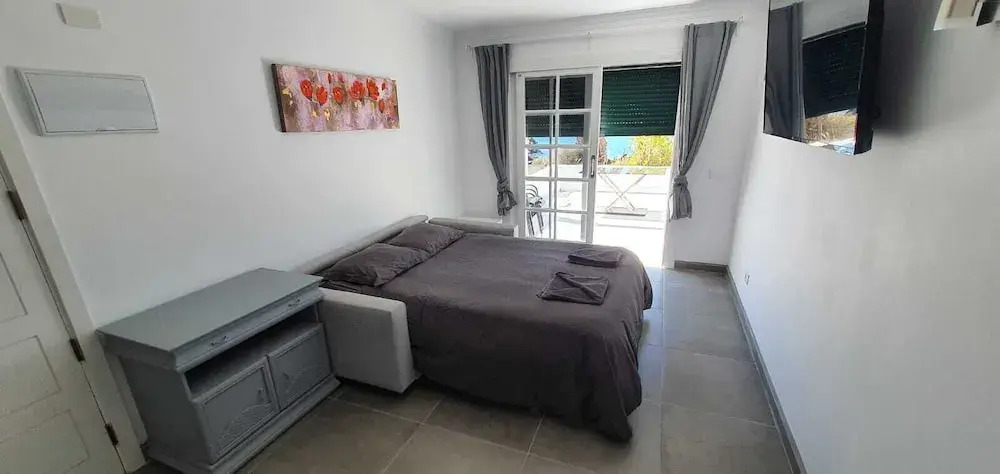 Front Line Seafront Apartment With all day Sun!