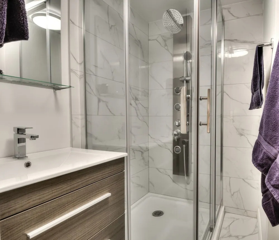 100 METERS to METRO BEAUDRY - FULL APARTMENTS - 1 minute walk to the FAMOUS ST CATHERINE STREET - FAST WIFI - WASHER & DRYER ON SITE - Montcalm units