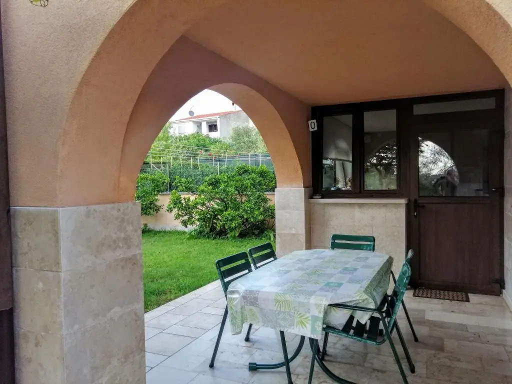 Apartman 100m2, full opremljen, privatni parking.