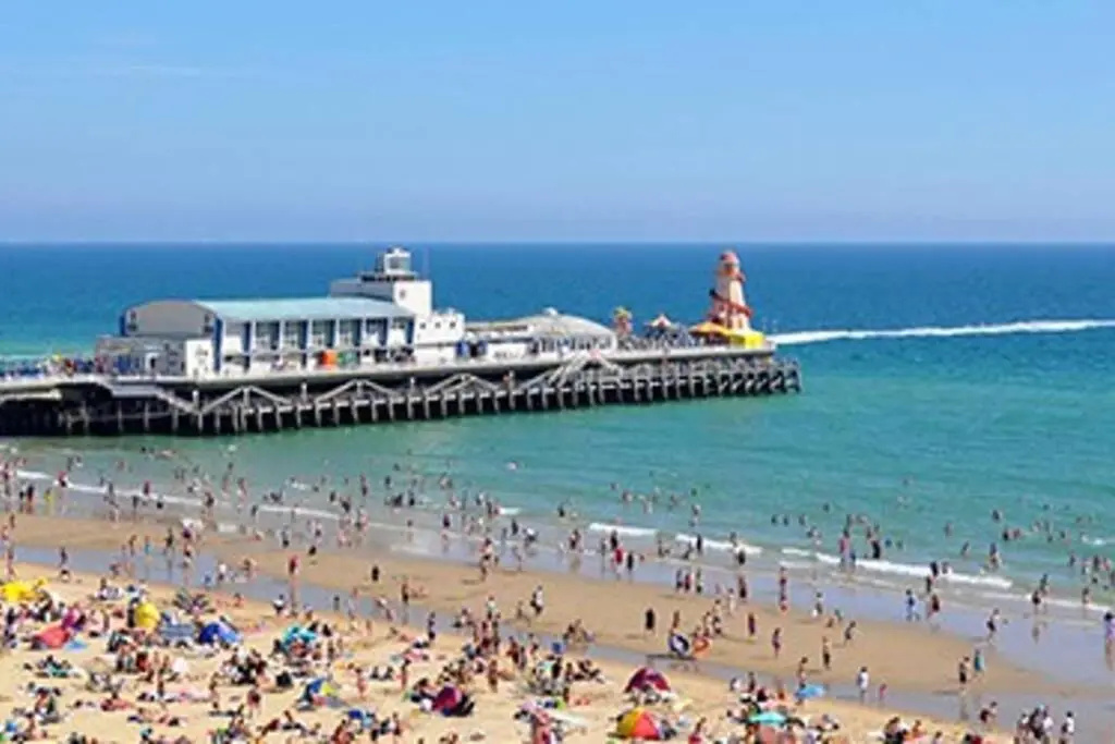 Stylish 2 bed 2 bath *Close To Beach and Centre with parking*