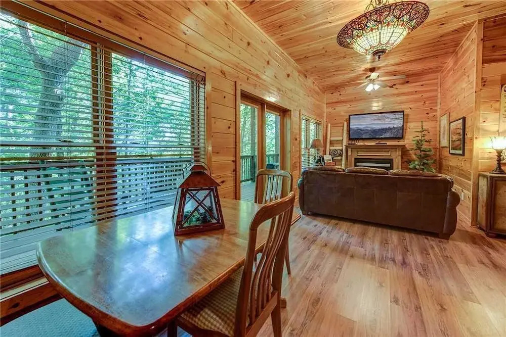 Holly Berry 4 Bedroom Home with Hot Tub