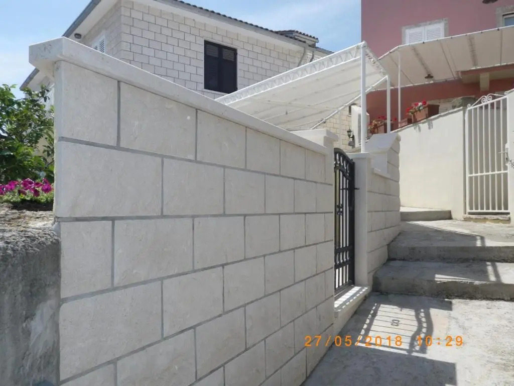 S2 - Modern Studio, Just 50m From the Beach
